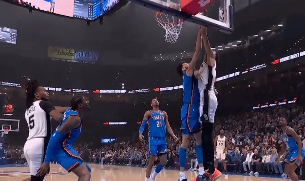 开云登录入口地址-文班亚马强攻霍姆格伦直接隔扣，随后又在头上完成空接暴扣