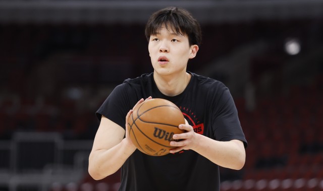 开云电子-媒体人：杨瀚森下赛季需要争取到一个稳定轮换 未来才能留在这里