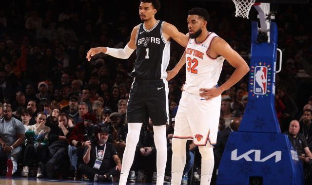 圣诞大战首秀轰42分18篮板 文班亚马无愧外星生物